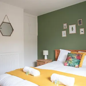cottenham-city-centre-w-free-parking-3-bedroom-sleeps-6.hotels-newcastle-upon-tyne.com/